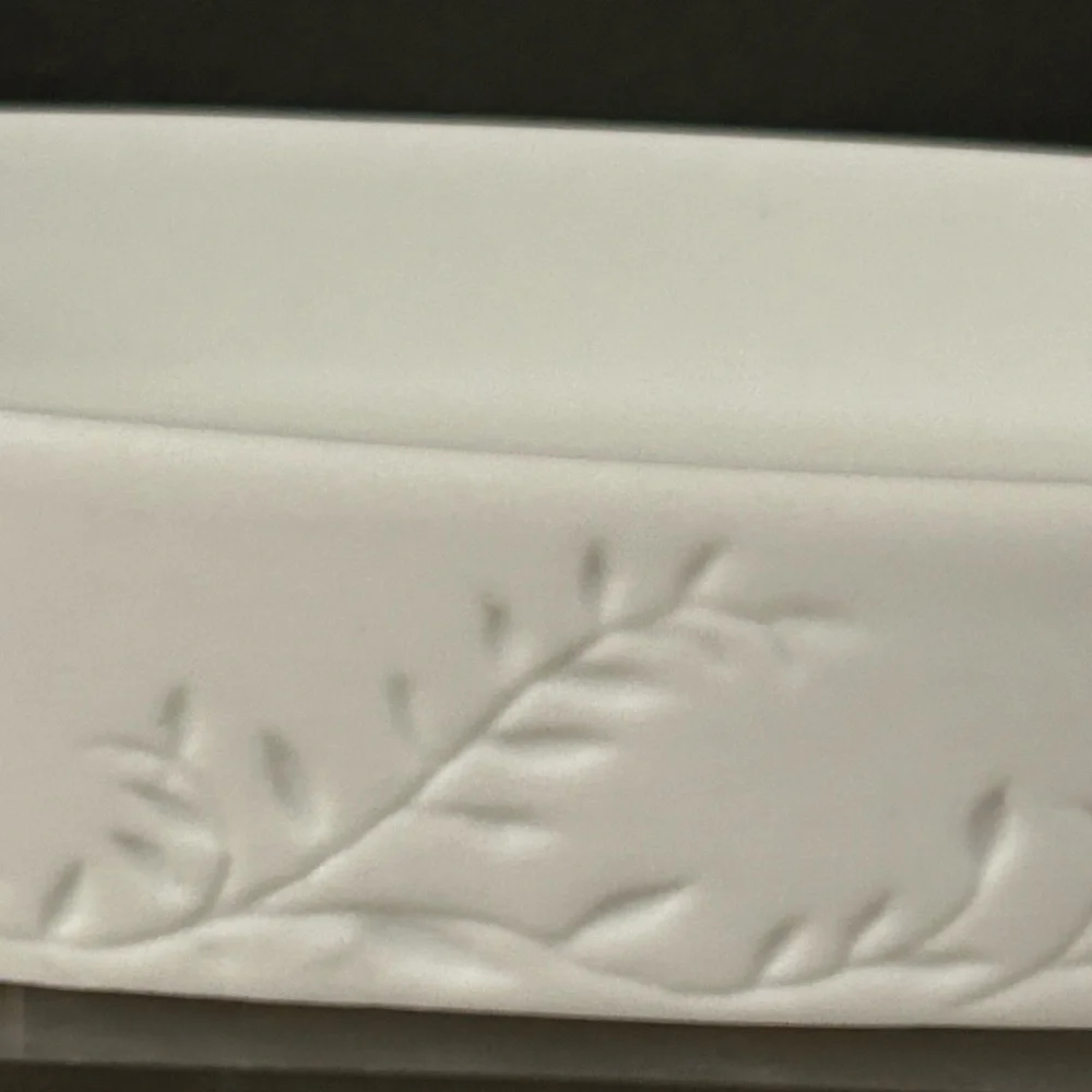 Crabtree And Evelyn Hand Cream And Soap Caddy. Leaf Pattern. White Porcelain.